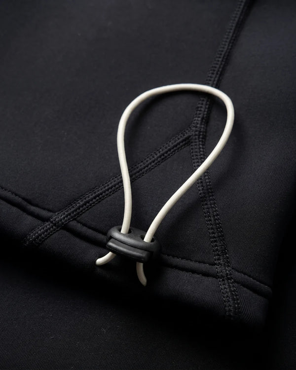 Spring-loaded cord lock on the white waist drawcord of the Men's 1.5mm Wetsuit Top V2
